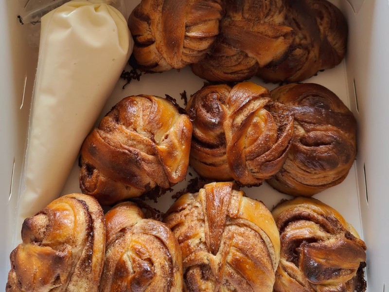 Cinnamon Rolls + Icing 12 stuks